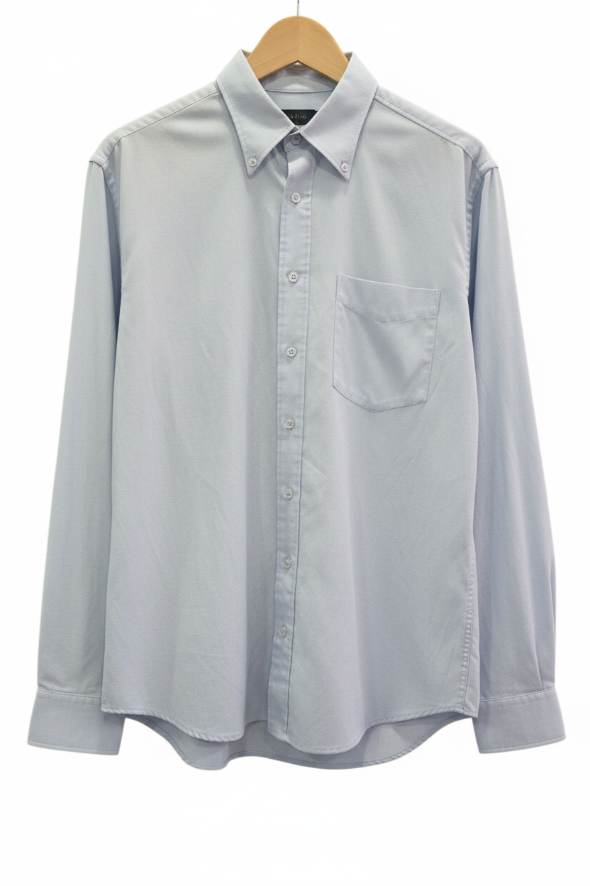 Camisa manga larga azul cielo cuello button-down con bolsillo planchada en percha