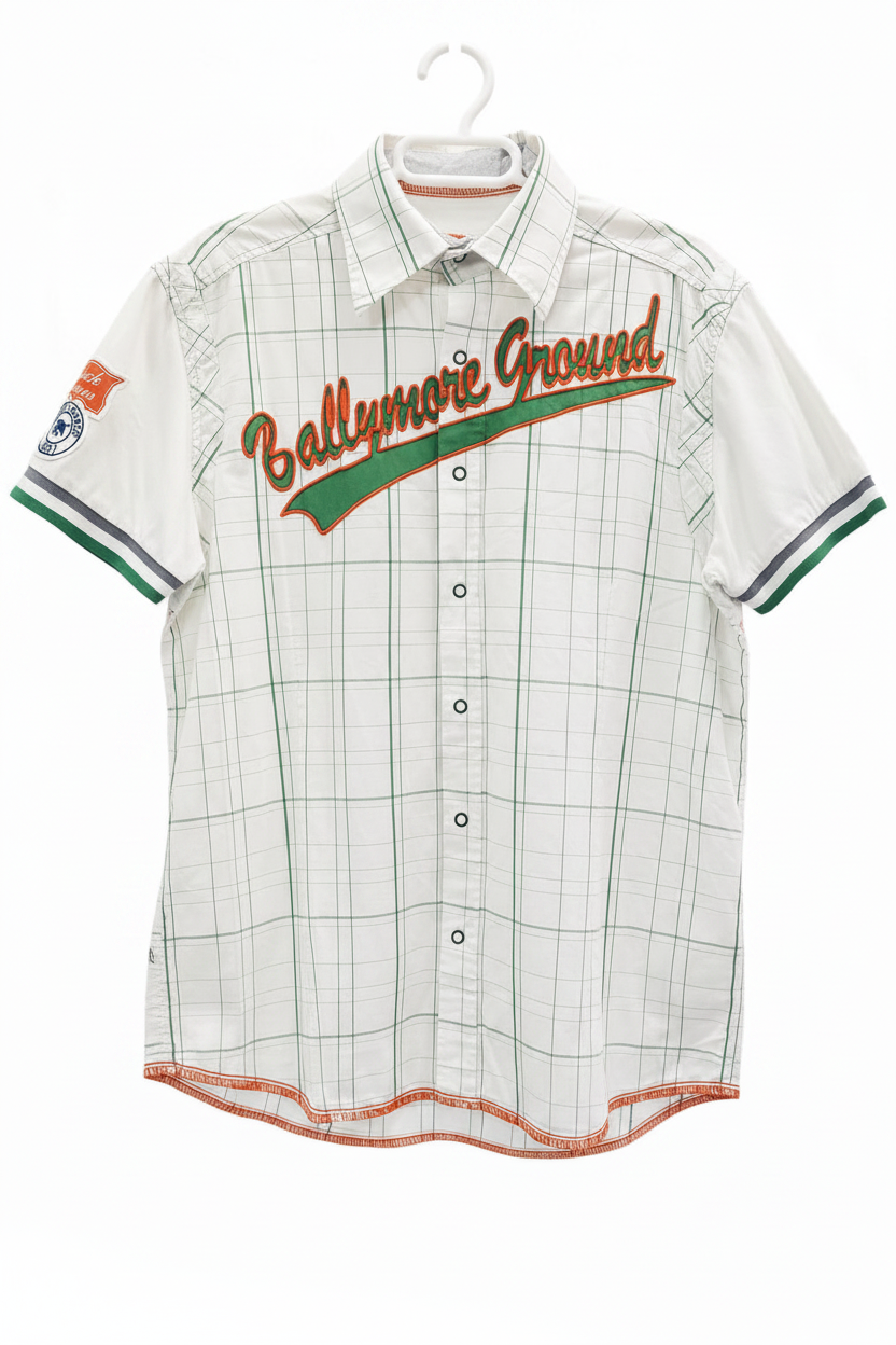 Camisa manga corta blanca cuadros verdes bordado Ballymore Ground naranja y verde puños a rayas planchada en percha