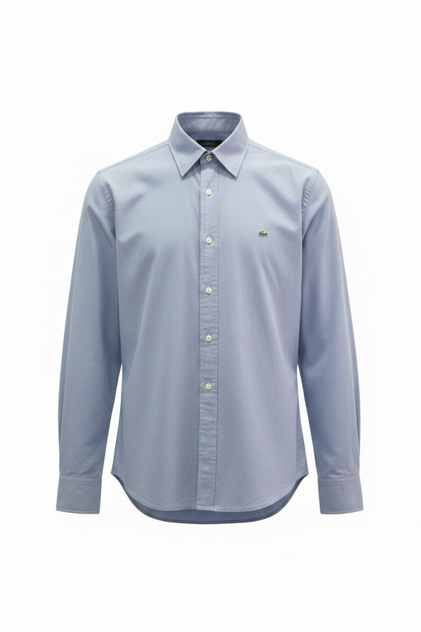 Camisa vintage Lacoste azul grisáceo manga larga cuello button-down con bolsillo y logo cocodrilo ghost mannequin fondo blanco