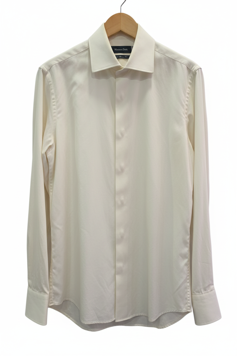 Camisa manga larga crema marfil satén cuello spread amplio placón oculto puños franceses Massimo Dutti planchada en percha