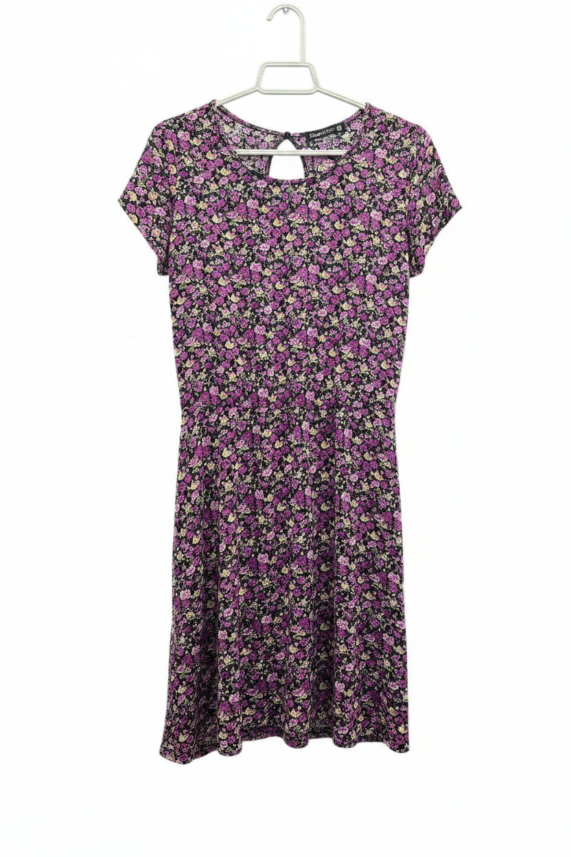 Vestido midi manga corta cuello redondo estampado floral ditsy flores rosas moradas lila y crema sobre fondo negro Shein planchado en percha