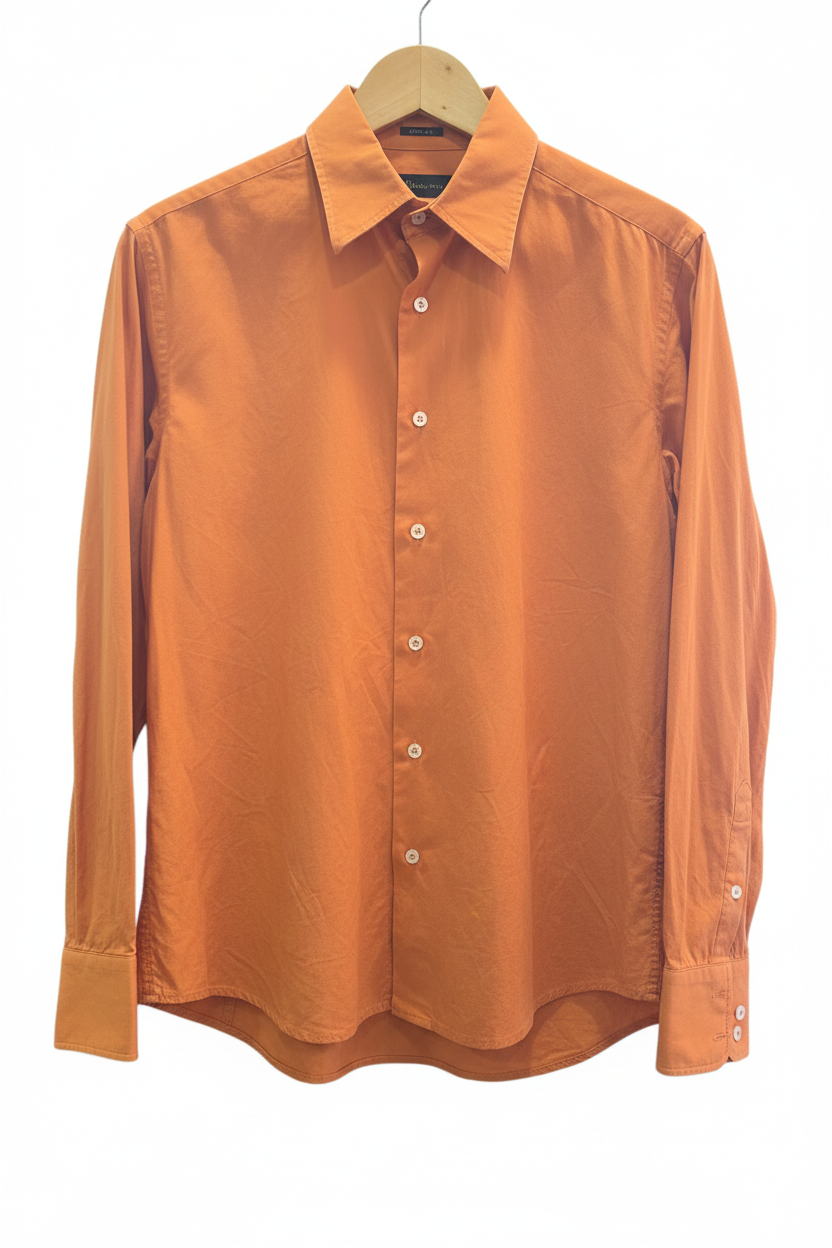 Camisa manga larga salmón naranja cuello clásico botones nácar puños franceses planchada en percha