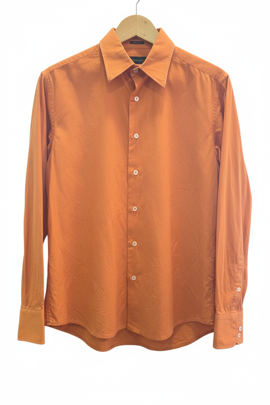 Camisa manga larga salmón naranja cuello clásico botones nácar puños franceses planchada en percha