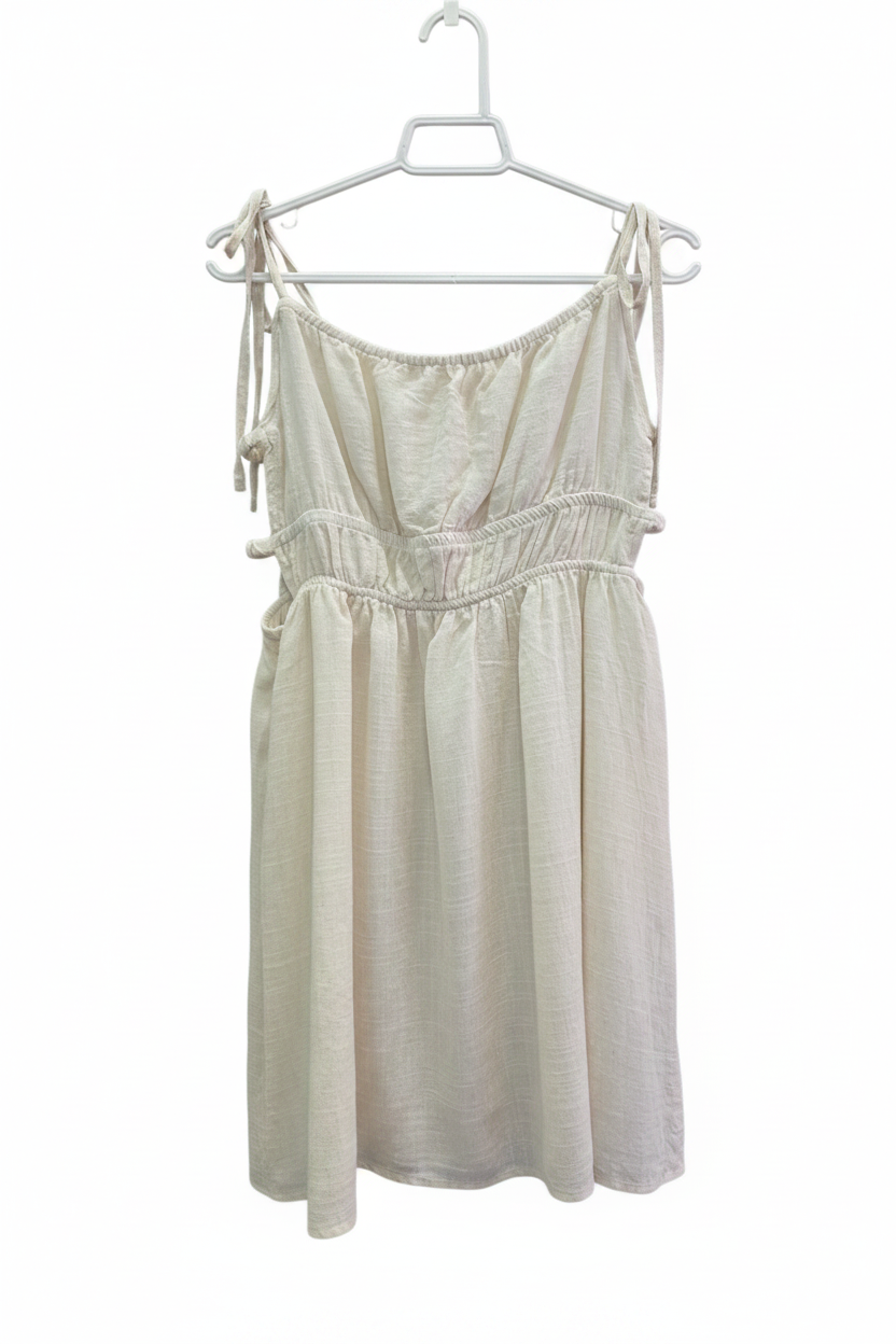 Vestido mini crema lino tirantes finos con lazo escote redondo fruncido elástico en el cuerpo falda voluminosa planchado en percha