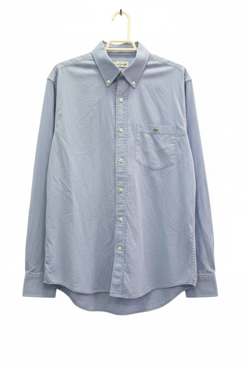 Camisa Lacoste manga larga azul chambray cuello button-down con bolsillo y logo cocodrilo planchada en percha