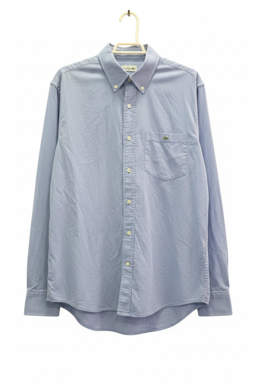 Camisa Lacoste manga larga azul chambray cuello button-down con bolsillo y logo cocodrilo planchada en percha