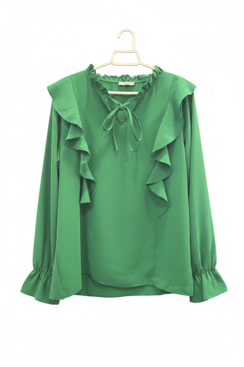 Blusa verde con volantes cuello lazada mangas largas planchada en percha