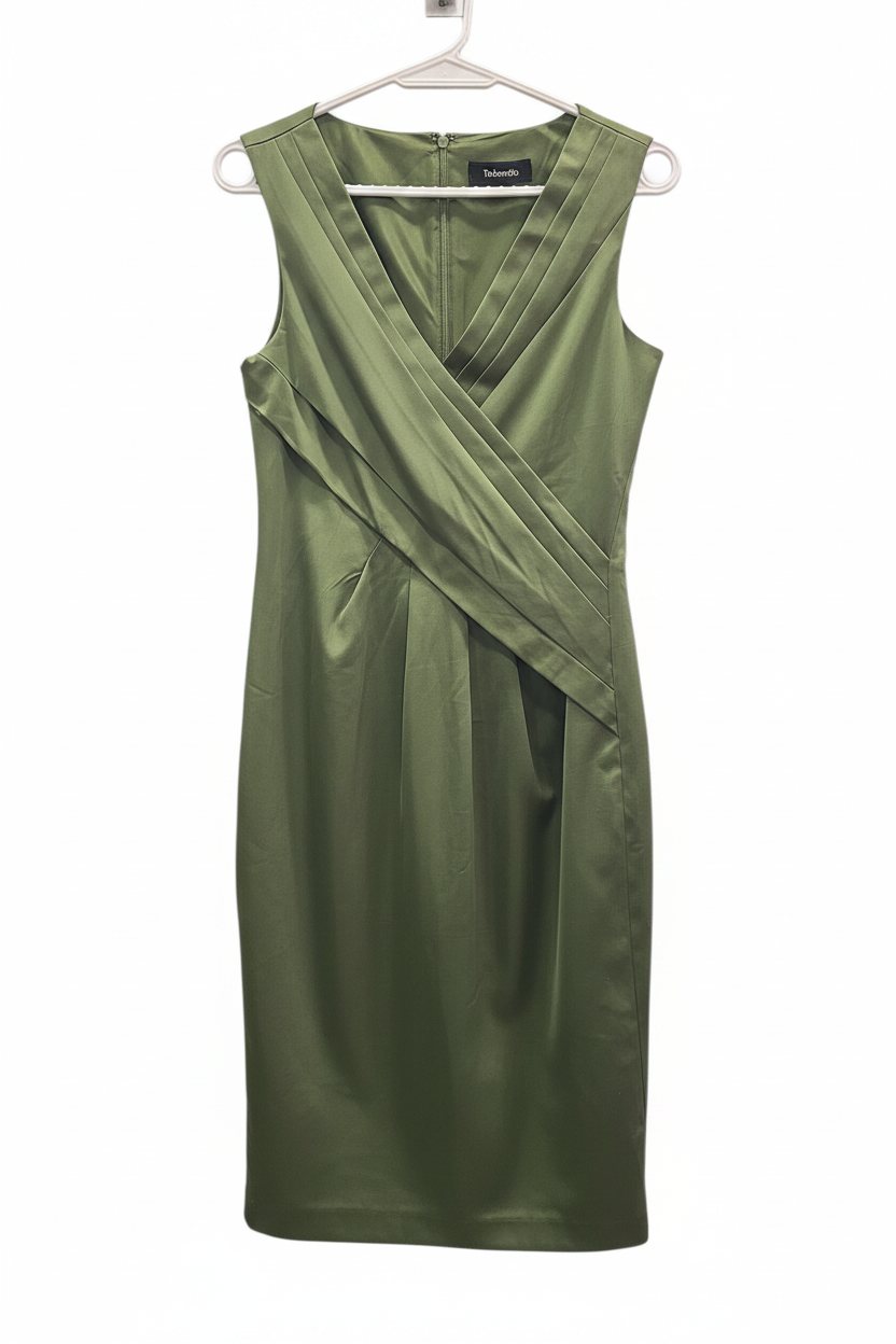 Vestido midi sin mangas verde oliva satén escote V cruzado con paneles plisados estructurados silueta lápiz Tintoretto planchado en percha