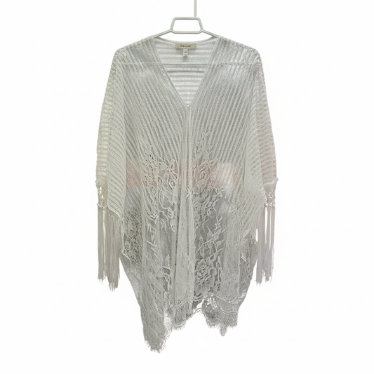 Kimono encaje blanco flecos floral planchado fondo blanco