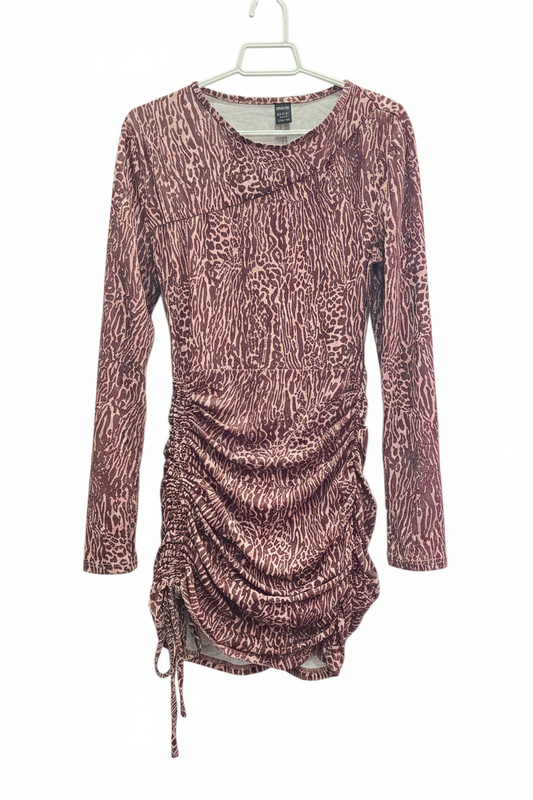 Vestido mini animal print rosa y marrón con mangas largas y detalle fruncido