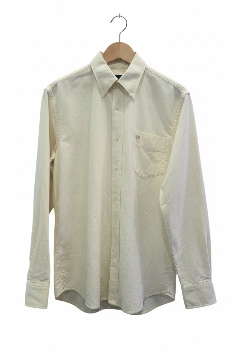 Camisa manga larga crema blanco roto cuello button-down con bolsillo bordado planchada en percha