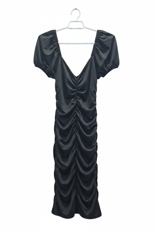 Vestido midi negro satén escote V profundo mangas puff y fruncido central