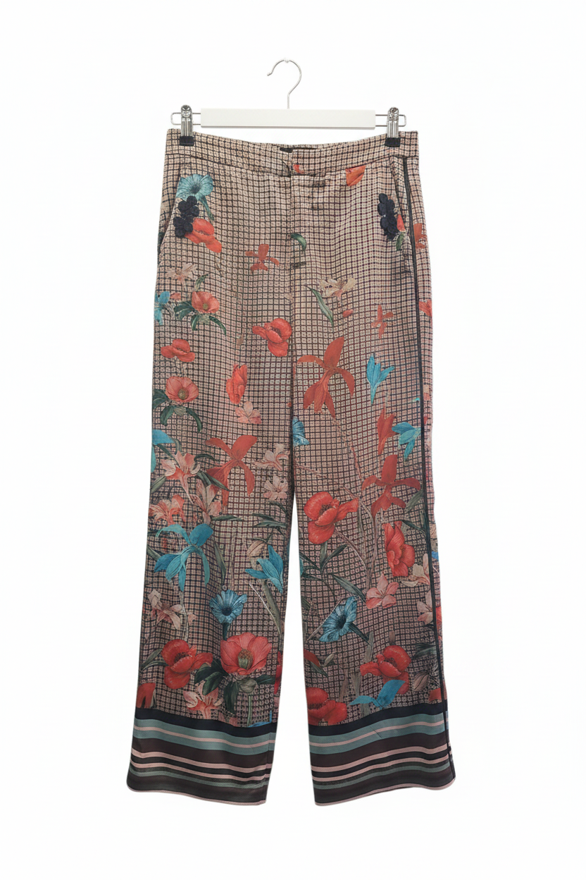 Pantalón palazzo ancho tiro alto estampado floral amapolas rojas flores tropicales turquesa fondo cuadros beige borde rayas planchado en percha