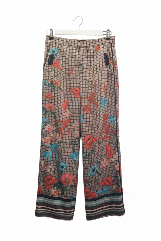 Pantalón palazzo ancho tiro alto estampado floral amapolas rojas flores tropicales turquesa fondo cuadros beige borde rayas planchado en percha