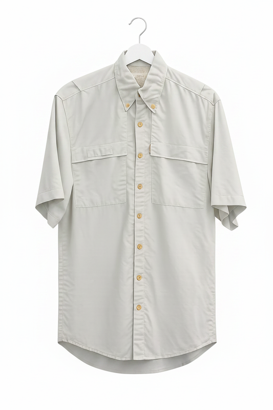 Camisa safari manga corta beige crema cuello button-down dos bolsillos con solapa botones dorados planchada en percha