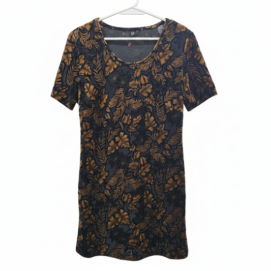 Vestido tropical negro dorado manga corta planchado fondo blanco