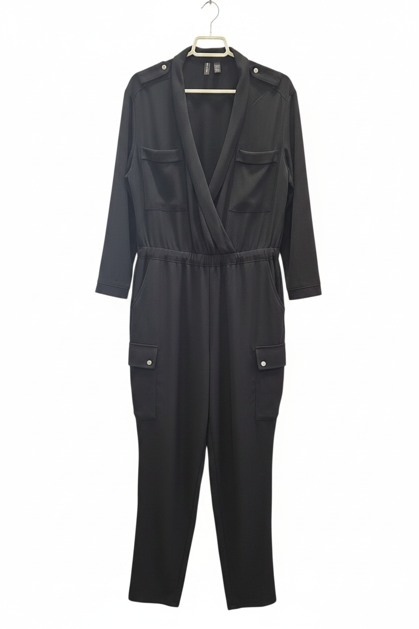 Mono negro manga larga escote V cruzado bolsillos pecho hombreras pantalón recto estilo militar planchado en percha
