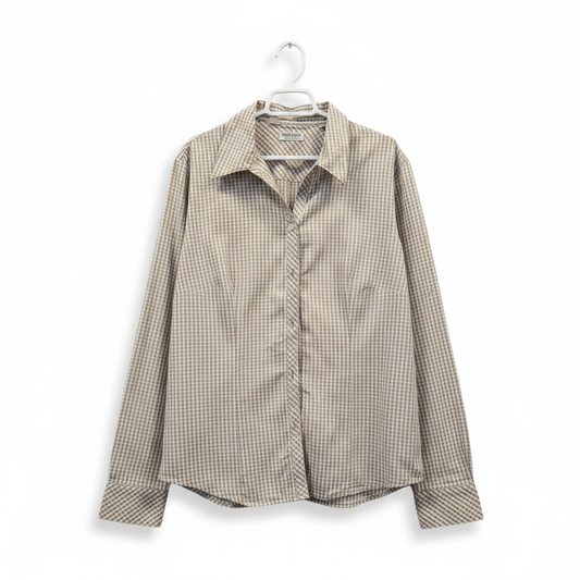 Camisa cuadros beige gris manga larga planchada fondo blanco
