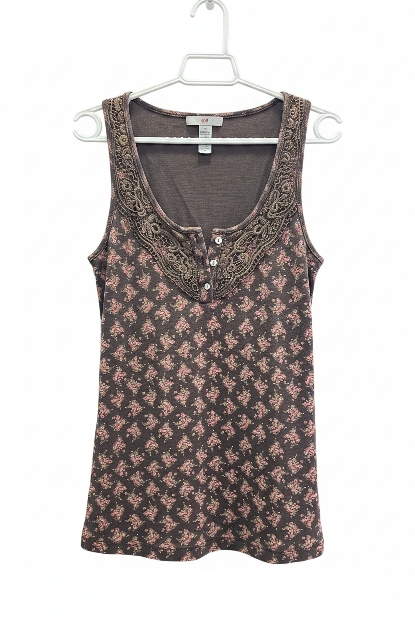Camiseta sin mangas marrón oscuro estampado floral ditsy rosa en rombo encaje dorado bordado paisley cuello redondo botones decorativos H&M planchada en percha