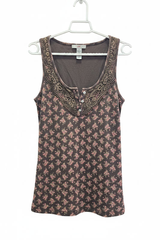 Camiseta sin mangas marrón oscuro estampado floral ditsy rosa en rombo encaje dorado bordado paisley cuello redondo botones decorativos H&M planchada en percha