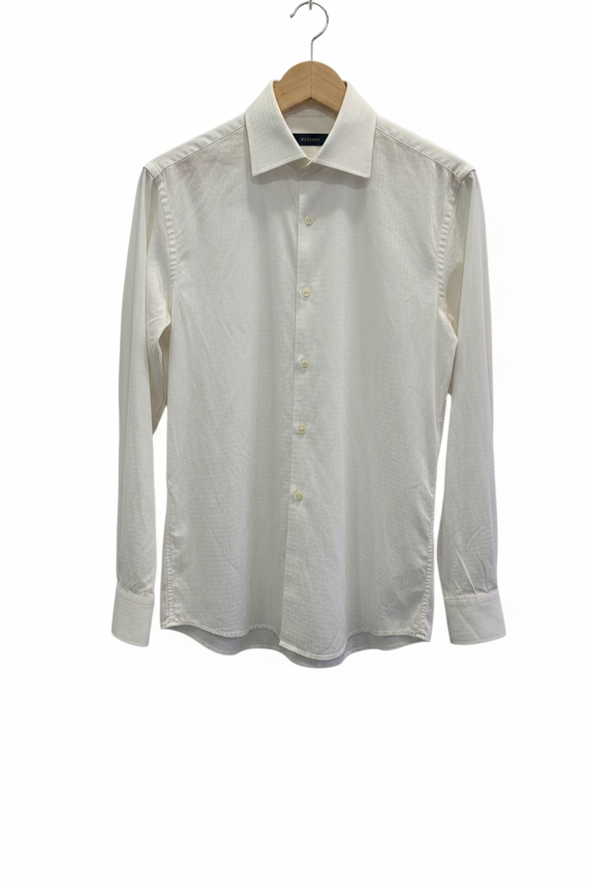 Camisa manga larga blanca cuello spread amplio placón oculto puños franceses planchada en percha