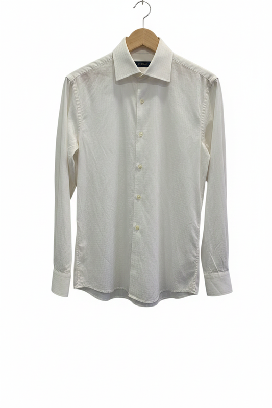 Camisa manga larga blanca cuello spread amplio placón oculto puños franceses planchada en percha