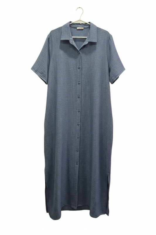 Vestido camisero maxi manga corta azul pizarra jacquard cuello camisa botones frontales aberturas laterales planchado en percha