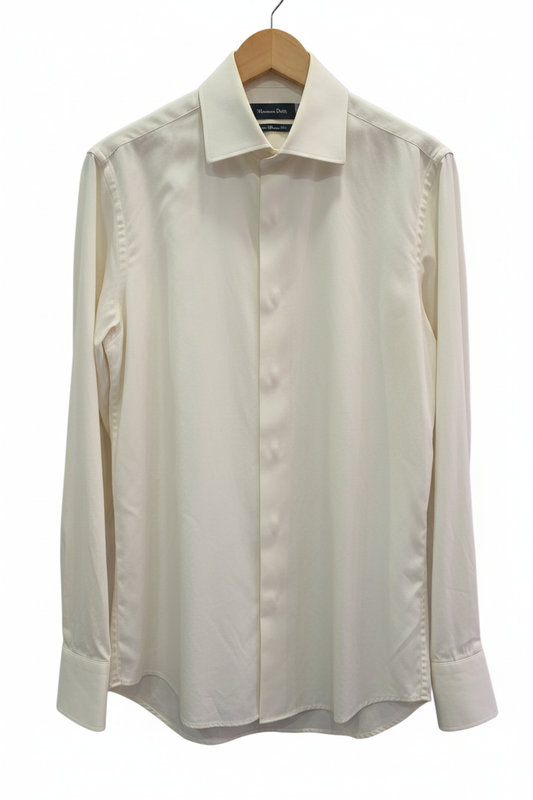 Camisa manga larga crema marfil satén cuello spread amplio placón oculto puños franceses Massimo Dutti planchada en percha