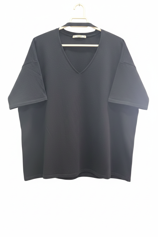 Camiseta oversize cuello en V azul marino planchada en percha