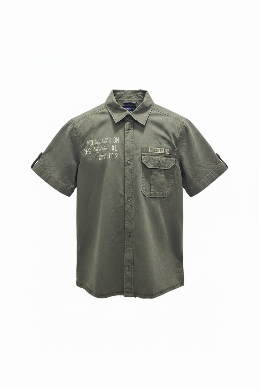 Camisa vintage militar kaki manga corta con parche DUBSTER 01 y texto estarcido ghost mannequin fondo blanco