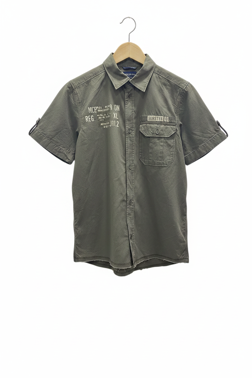 Camisa militar manga corta verde oliva khaki con parches bolsillo con solapa estilo vintage planchada en percha