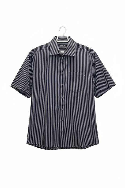 Camisa manga corta azul marino con rayas blancas cuello clásico con bolsillo planchada en percha