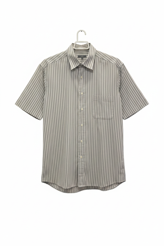Camisa manga corta rayas grises cuello button-down con bolsillo planchada en percha
