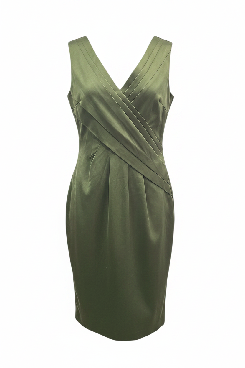 Vestido vintage cóctel verde kaki satén sin mangas drapeado cruzado ghost mannequin fondo blanco