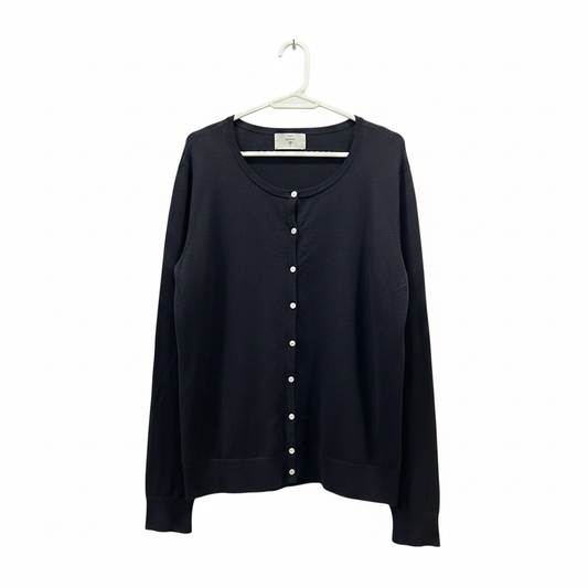 Cardigan azul marino botones blancos planchado fondo blanco